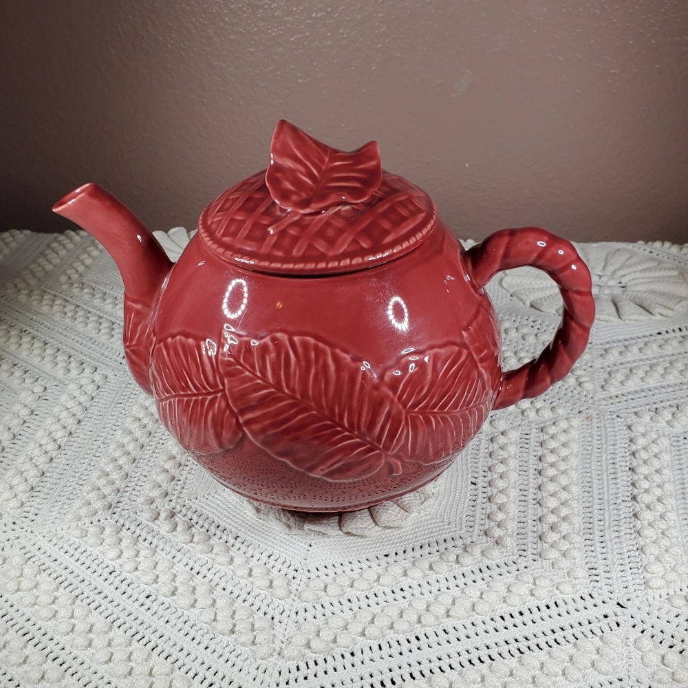 BORDALLO PINHEIRO burgundy leaf design teapot